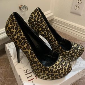 Shi Leopard Pumps